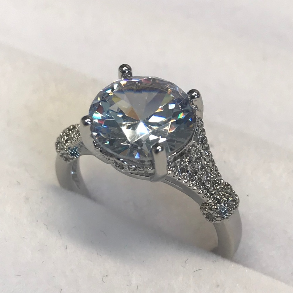 Sz 7, Sterling Silver “Diamond” Ring